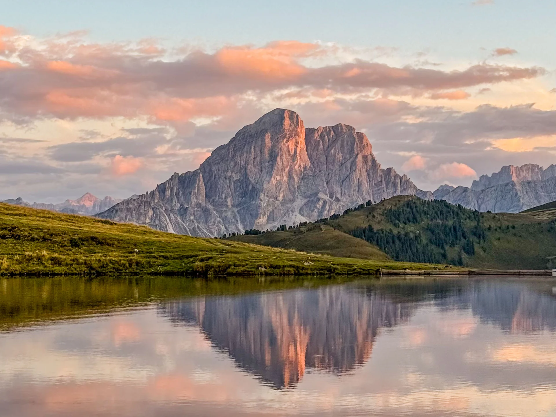 Ihr Chalet in den Dolomiten mit privater Sauna Berggipfel und rosafarbene Abendwolken spiegeln sich in einem ruhigen See
